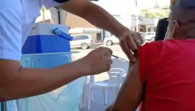 Instalan auto servicio de vacunación anticovid