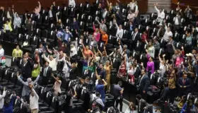 Crónica: Da trato VIP a plan ‘B’ de AMLO ausencia de oposición