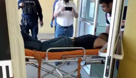 Golpea hombre a joven con un hacha en la frente