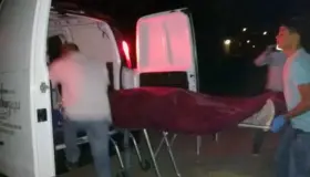 Pierde la vida por golpes; lo abandonan en contenedor de basura