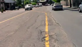 Pintan rayas en carriles por encima de baches