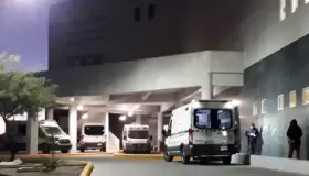 Cae portón encima a menor; está al borde de la muerte