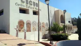 Rompen de nuevo cristal en el CECUN