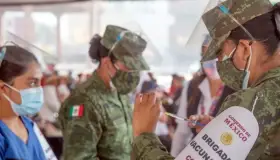 Aplicará Sedena vacuna anticovid en su clínica