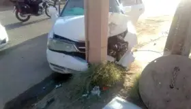Impacta vehículo contra poste; conductor en estado etílico