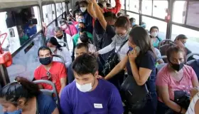 Incumplen con el encendido de aires en transporte