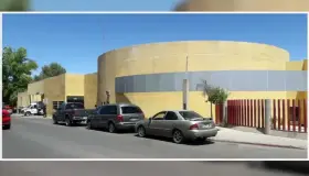 Golpean a cachazos a hombre por creer que maltrataba a su bebé