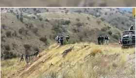 Extraen cuerpo sin vida de barranco