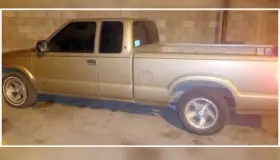 Compran auto robado y los detienen