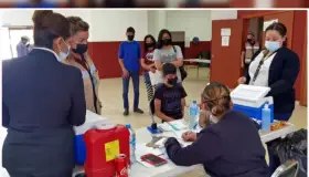 Inicia vacunación con poca afluencia