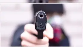 Asaltan tienda, se llevan dinero, licor y cigarros