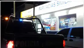 Dejan en libertad a mujer después de quebrar cristal de farmacia