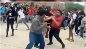 Enfrenta padre a "buleadores" de sus hijos y se arma batalla campal