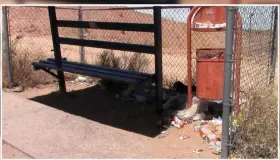 Esperan el camión en la calle; la caseta está llena de basura