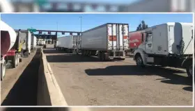 Aparatoso choque deja daños materiales en Recinto Fiscal