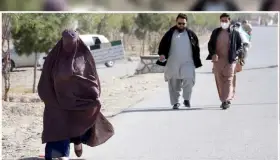 Prohíben talibanes que hombres y mujeres coman juntos