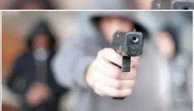 Asaltan expendio a punta de pistola