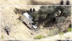 Vuelca y cae en barranco; chofer fallece