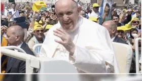 Bromea Papa con sacerdotes mexicanos; pide tequila para el dolor de rodilla