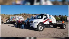 Donan empresarios dos camiones para basura