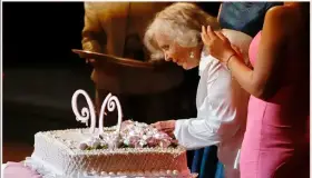 Celebra Elena Poniatowska sus 90 años