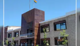 Ondea bandera LGBTIQ+ en edificio municipal