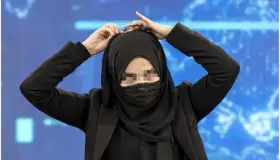 Tapan sus rostros presentadoras de TV tras presión de talibanes