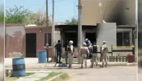 Ejecutan a dos hombres y queman casa en infonavit La Esperanza