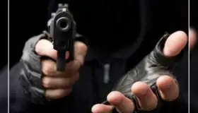 Roban negocio de forma violenta