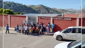 Paralizan escuela ante falta de conexión a la CFE