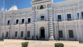 Levantan plantón ex concesionarios en palacio de gobierno