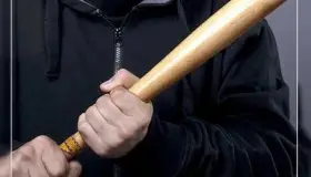 Recibe golpe en la cabeza de vecino