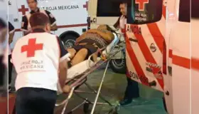 Encuentran a mujer inconsciente y lesionada en la carretera