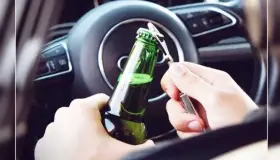 Detienen a conductora ebria al impactarse con un vehículo