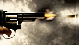 Agreden a joven con disparos y lo persiguen