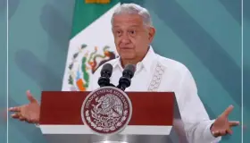 “Mucho ayuda el que no estorba”: AMLO tras alianza para impedir reformas