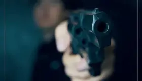 Amenazan a persona con arma y lo golpean con un bate