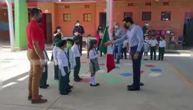 Promueven acto cívico de abanderamiento en kínder
