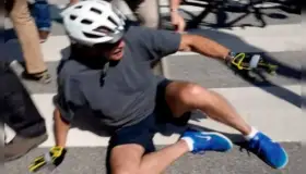Sufre Joe Biden caída de su bicicleta tras paseo en la playa