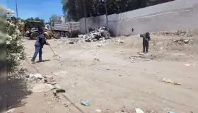 Retiran contenedor y tiran basura dentro de panteón