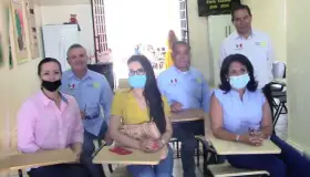Entregan Rotarios mesabancos a escuela primaria 