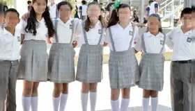 Analizan retomar entrega de uniformes escolares