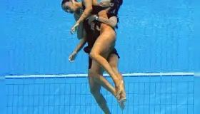 Salva entrenadora a nadadora que se desmayó en la piscina