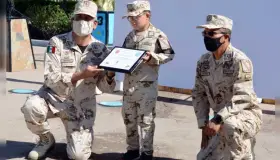 Distinguen como soldado honorario a niño Down