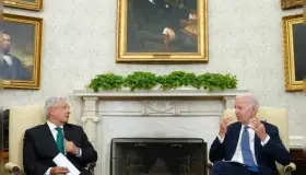 Pide AMLO a Biden ‘regularizar ya’ a migrantes y ‘actuar con arrojo’