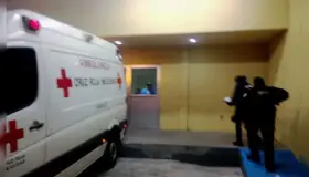 Le sale al paso y lo golpea