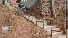 Avanza construcción de escalinatas en la Colosio