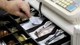 Detienen a cajera de restaurante por robo