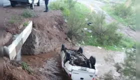 Pierde control de vehículo y vuelcan; llevaba a su bebé, no hubo lesionados