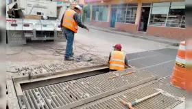 Dan mantenimiento al sistema de drenaje pluvial